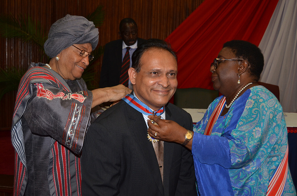 Country-Representative-of-BRAC-in-Liberia-receiving-the-medal-from-Her-Excellency-President-Sirleaf
