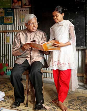 Fazle-Abed-reading-with-woman