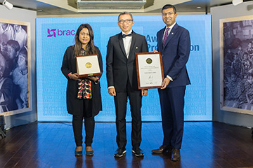 Dr Charles Chen Yidan, Founder of Yidan Prize, presents the prestigious award to Sir Fazle’s family in Dhaka, Bangladesh