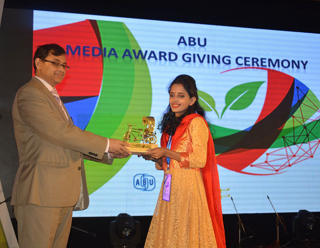 Ankhi-Palit-receives-award